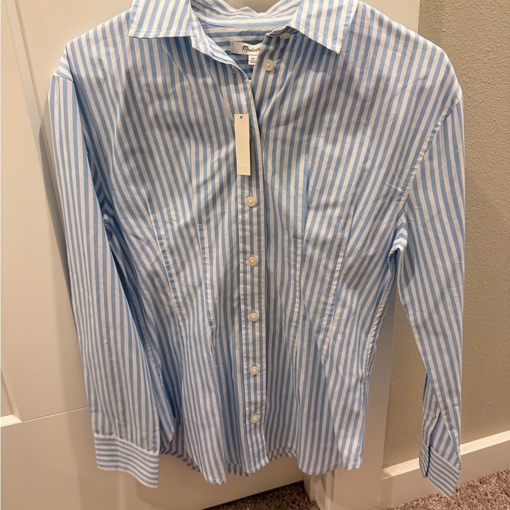Madewell Women’s button down shirt. Light blue ans white Stripes. Size 00. NWT